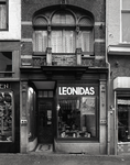 817241 Gezicht op de winkelpui van Chocolaterie Leonidas (Bakkerstraat 14) te Utrecht.